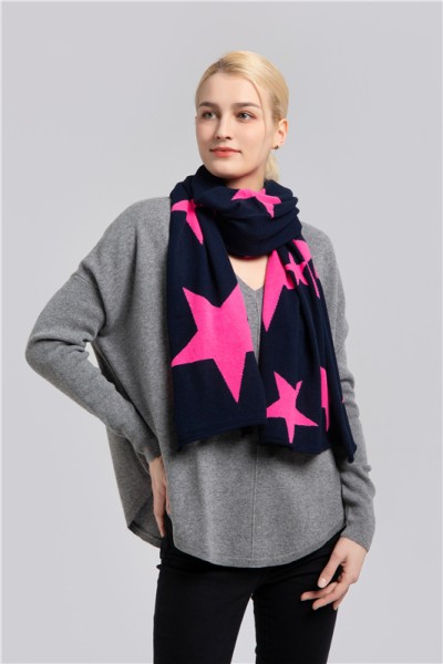 Knitted scarf with intarsia stars WS-15-B