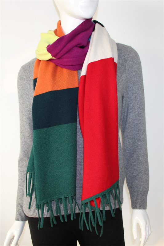 Refined 100% Cashmere Scarf with Self-Rolling Edges